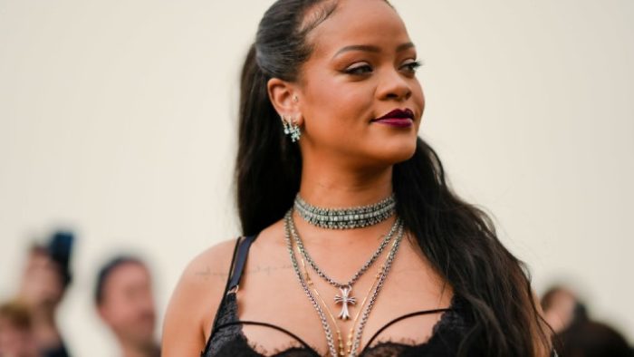 Rihanna ‘Work Work Works’ With A Restaurant Staff To Help Clean Up After A Late Night Out