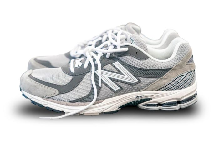 COMME des GARÇONS HOMME Prepares the New Balance MR860 in Two Colorways